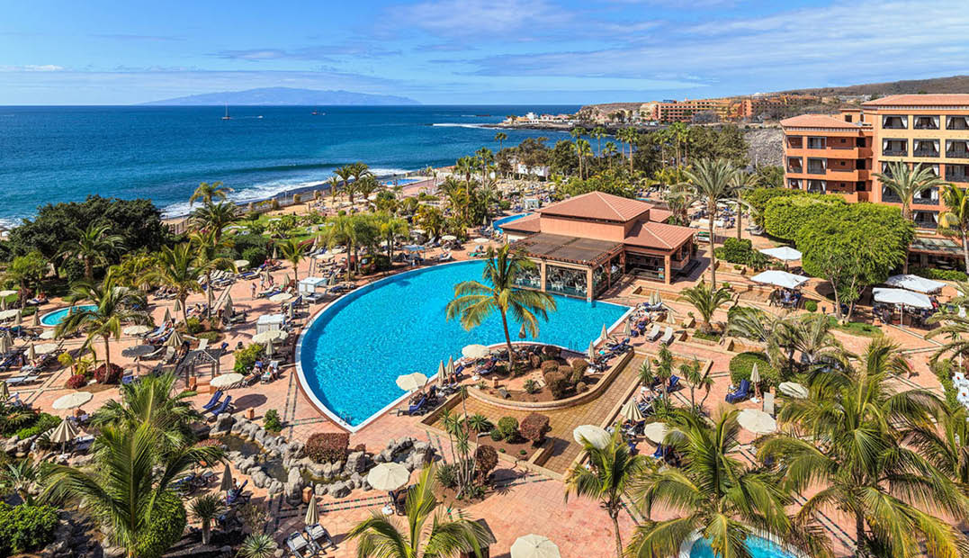 09. Hotel swimming pool general view