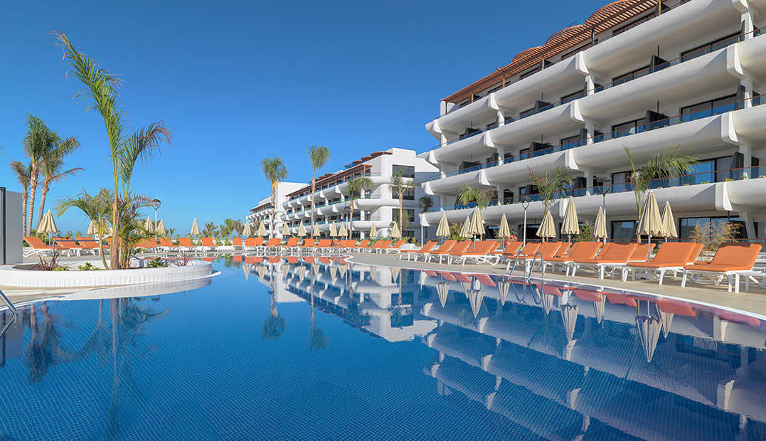 01. Hotel and swimming pools general view