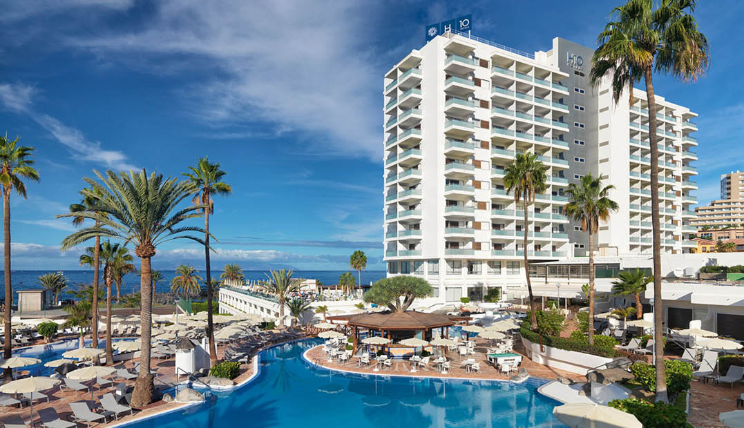 01. Hotel and swimming pool general view