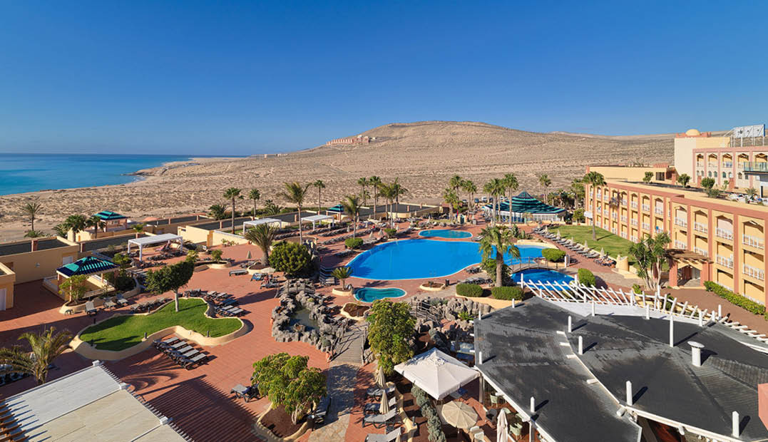 01.Hotelandswimmingpoolgeneralview