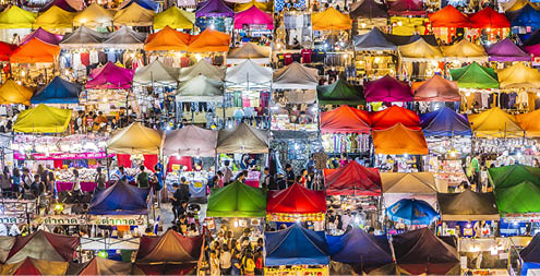 The Rod Fai market in Ratchada is open from thursday to sunday. It is a very popular spot for locals. The market is known because the vintage items shops and the food stalls but all kind of merchandise are sold here