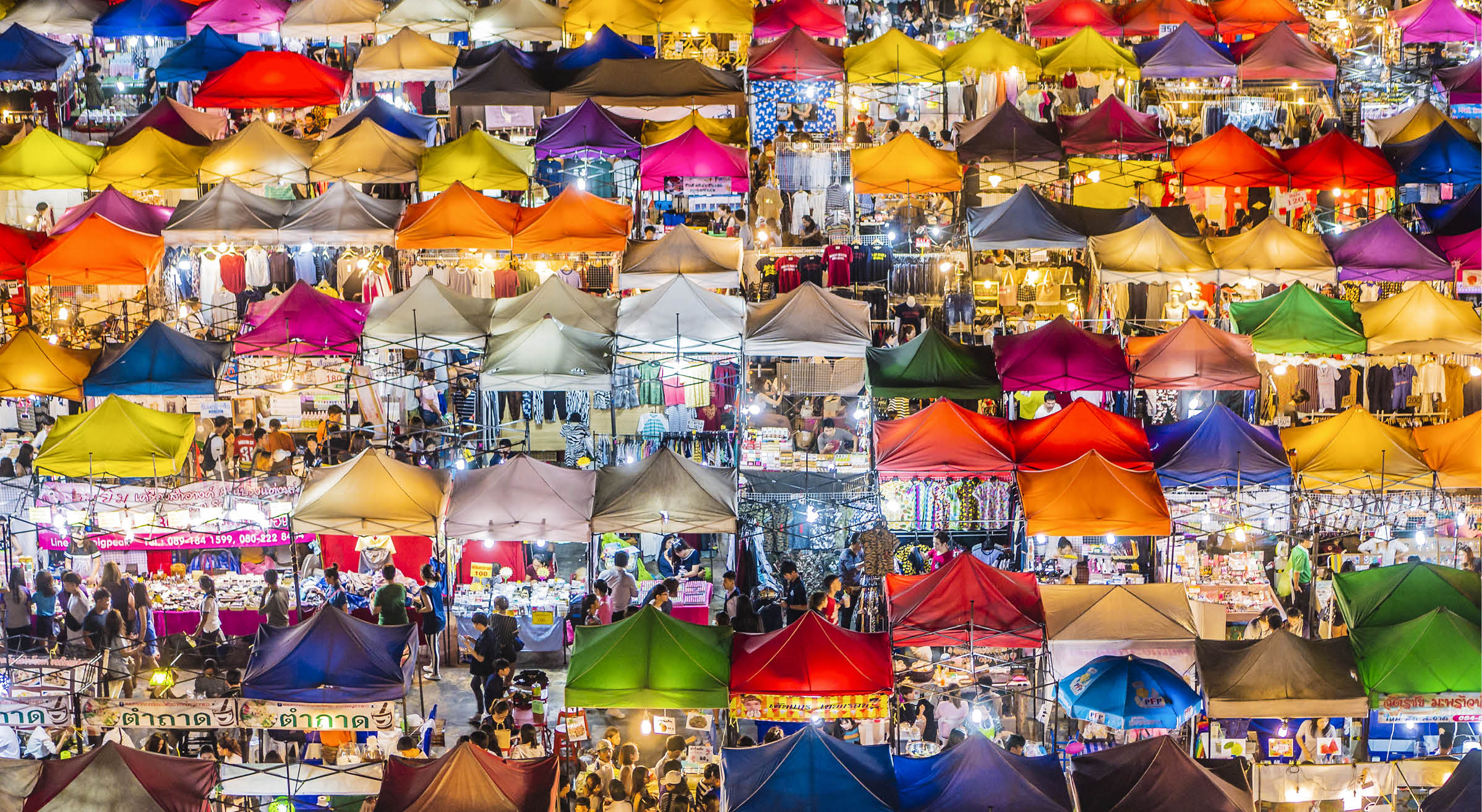 The Rod Fai market in Ratchada is open from thursday to sunday. It is a very popular spot for locals. The market is known because the vintage items shops and the food stalls but all kind of merchandise are sold here