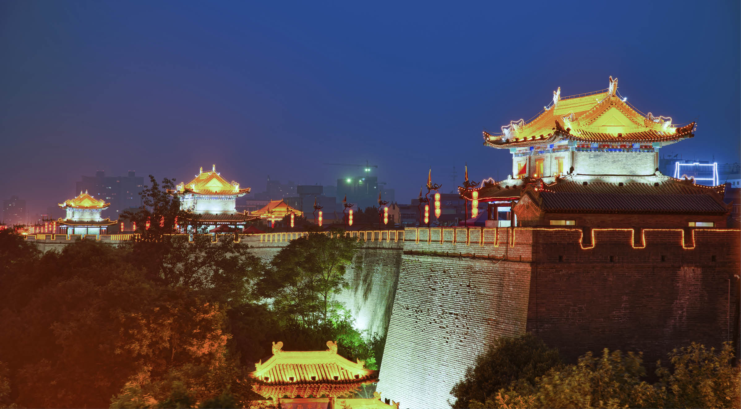 Xi'An City Wall is one of the best and oldest wall in China. It is 14km long, 12m high and 12-14m wide at the top. 
