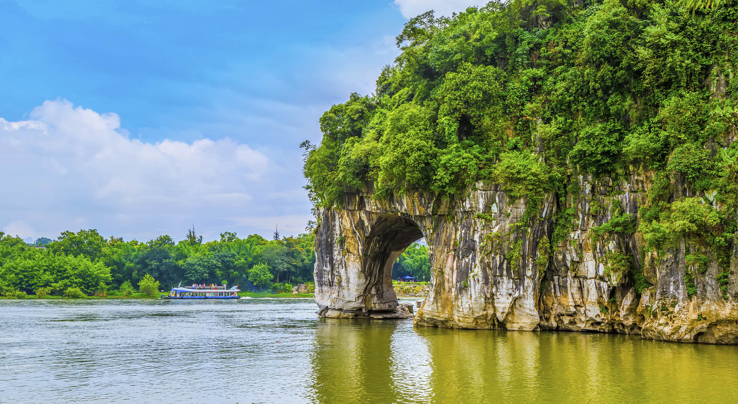 Guilin, Yangshuo, beautiful scenery of mountains and rivers